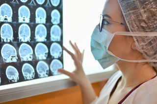 Konsultacja neurologiczna to wydatek do 350 zł. Cenniki kryją też inne stawki