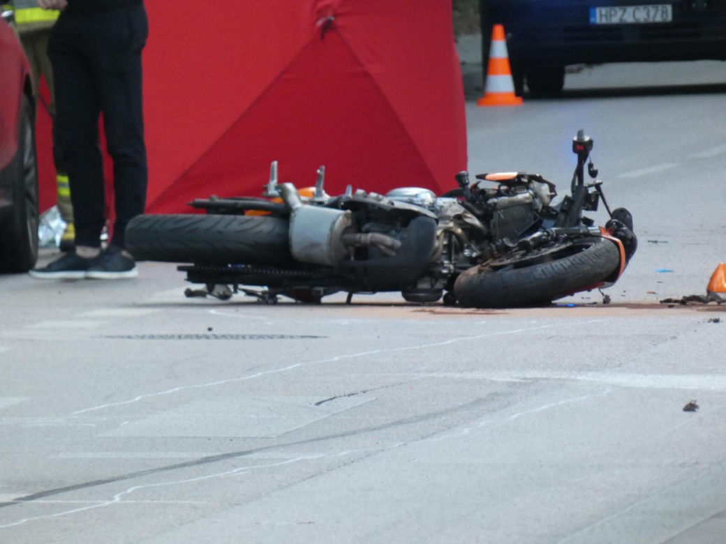 Koszmar na drodze w Konstancinie. Kawasaki zderzyło się z porsche i mercedesem. Nie żyje 21-latka