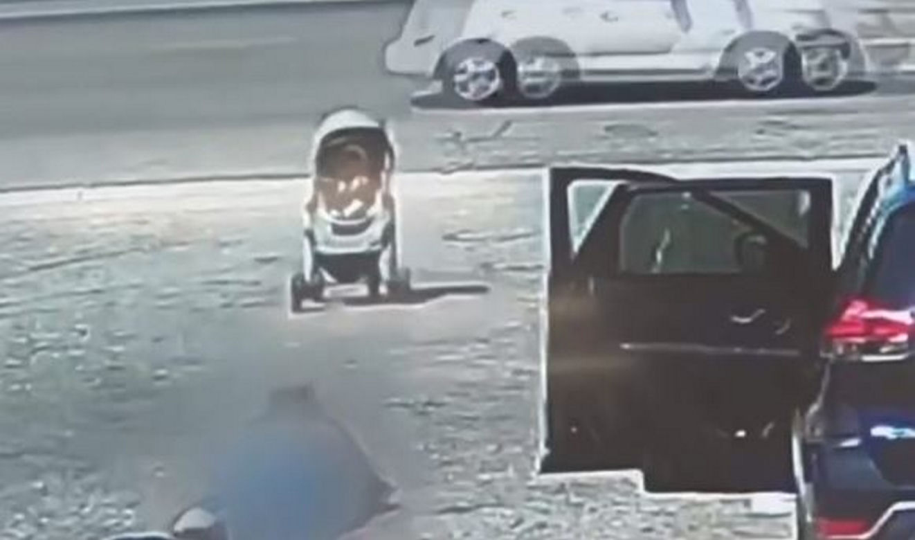 Wózek z dzieckiem staczał się prosto na szosę! Zobacz szokujące zakończenie. WIDEO