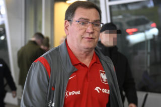 Polscy piłkarze i Jan Urban wrócili do kraju po porażce ze Szwecją. Przygnębiające zdjęcia z lotniska. Miny mówią wszystko