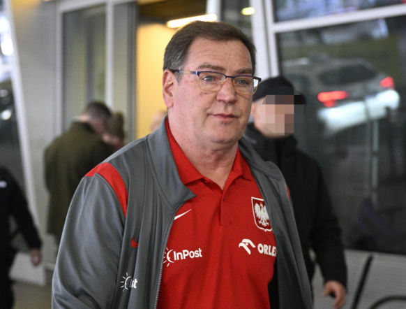 Polscy piłkarze i Jan Urban wrócili do kraju po porażce ze Szwecją. Przygnębiające zdjęcia z lotniska. Miny mówią wszystko