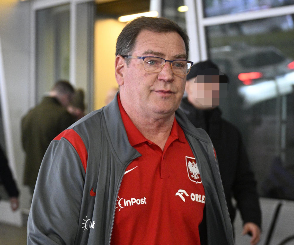 Smutny powrót piłkarzy i trenera do Polski po porażce ze Szwecją. Twarze mówią wszystko
