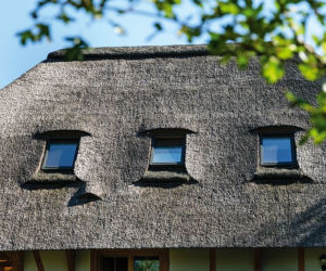 Szary dach z oknami połaciowymi FAKRO
