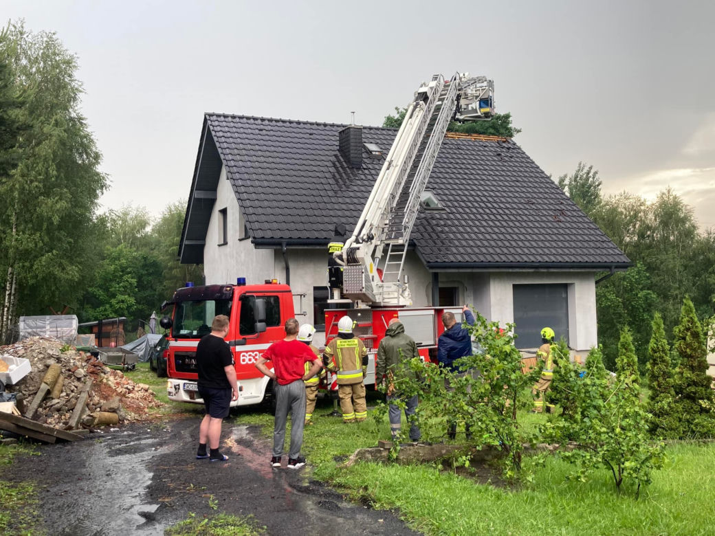 Oberwanie chmury na Śląsku. Drogi zalane, potoki wystąpiły z brzegów