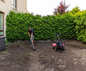 Nowoczesna glebogryzarka ułatwia pracę w ogrodzie na wiosnę