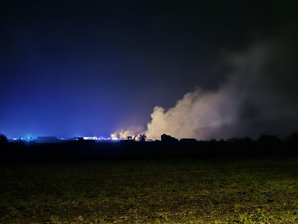 Groźny pożar w Rusinowicach. Paliła się hala z węglem
