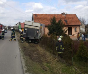 Pechowy wtorek na drogach. Ciężarówka zaparkowała w domu, seicento na przystanku
