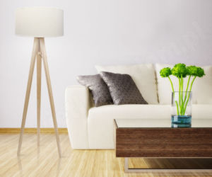 Lampa podłogowa w jasnym salonie