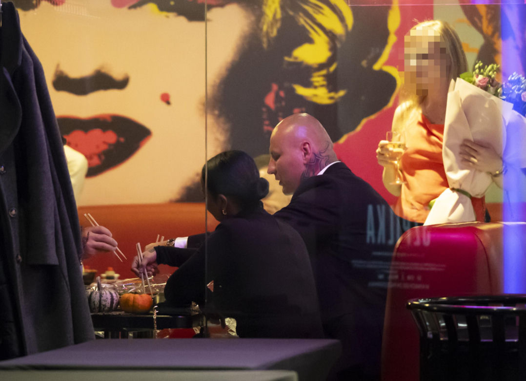 Artur Szpilka na sushi z najbliższymi po premierze filmu "Szpilka"