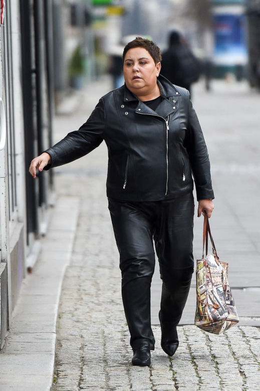  Powabna Dorota Wellman w obcisłej skórze pędzi na zakupy. PAPARAZZI 