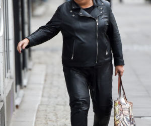  Powabna Dorota Wellman w obcisłej skórze pędzi na zakupy. PAPARAZZI 