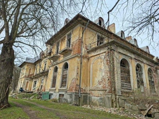 Kiedyś perła, dziś w ruinie. To nie jest zwykły pałac w Świętokrzyskiem (Pałac w Bałtowie)