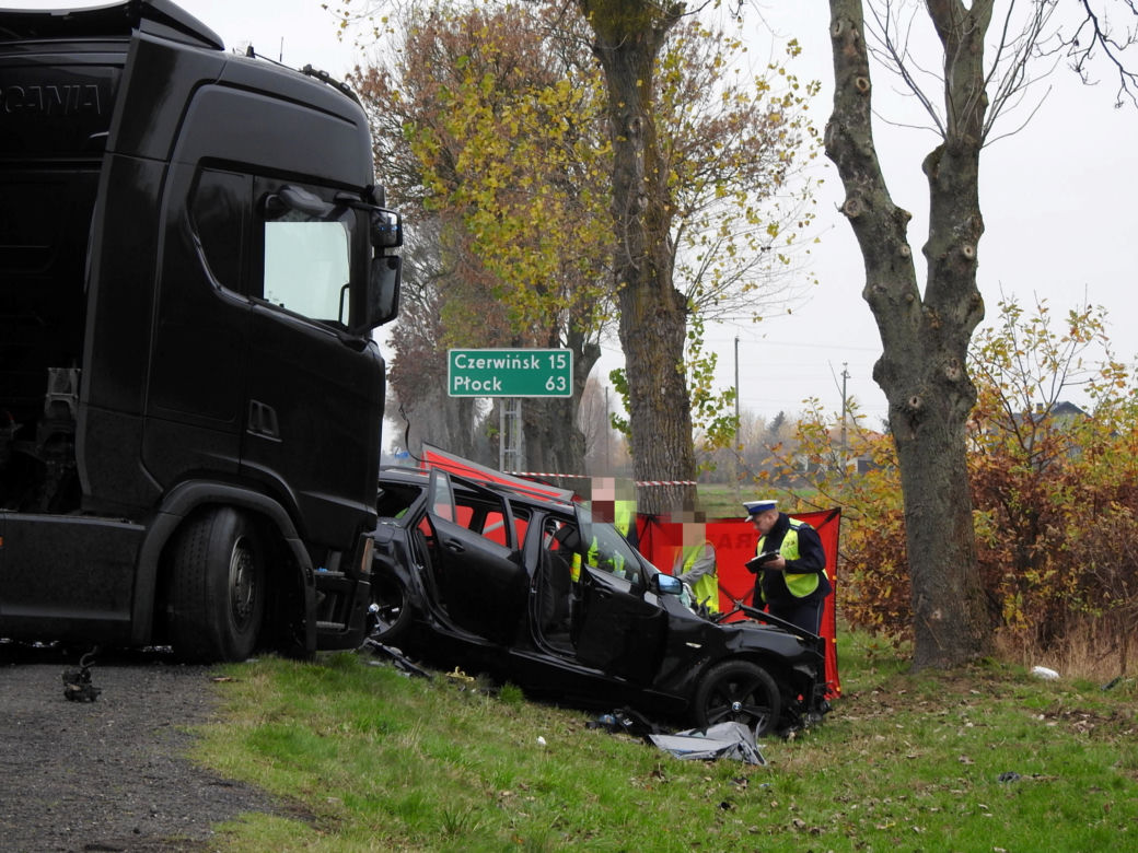Horror na DK 62. Kierowca bmw zakleszczony w zmiażdżonym bmw. Nie przeżył