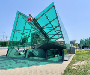 Wejście do stacji metra M2 Stadion Narodowy w Warszawie