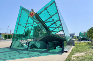 Wejście do stacji metra M2 Stadion Narodowy w Warszawie