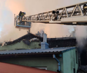 Pożar budynku przy ul. Składowej w Starachowicach. Strażacy sprawdzają beczki z chemią