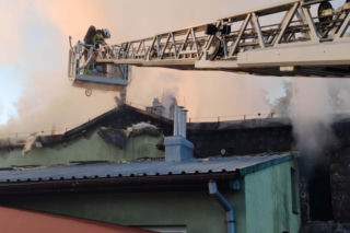 Pożar budynku przy ul. Składowej w Starachowicach. Strażacy sprawdzają beczki z chemią