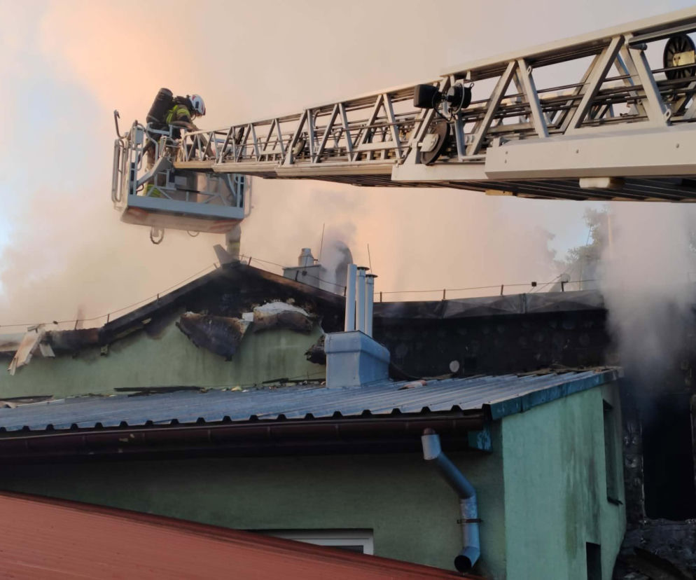 Pożar budynku przy ul. Składowej w Starachowicach. Strażacy sprawdzają beczki z chemią
