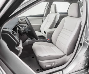 Toyota Camry 2015 w nowym odważnym stylu