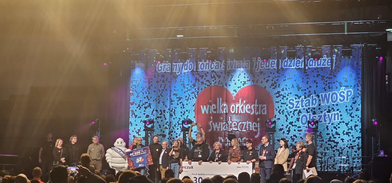 Finał WOŚP w Olsztynie. Pokaz laserowy podczas „Światełka do nieba” zachwycił wszystkich [ZDJĘCIA]