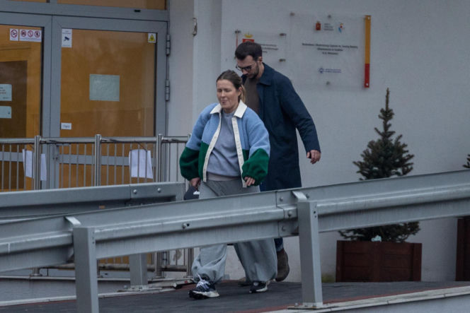 Olga Frycz wychodzi z dzieckiem ze szpitala