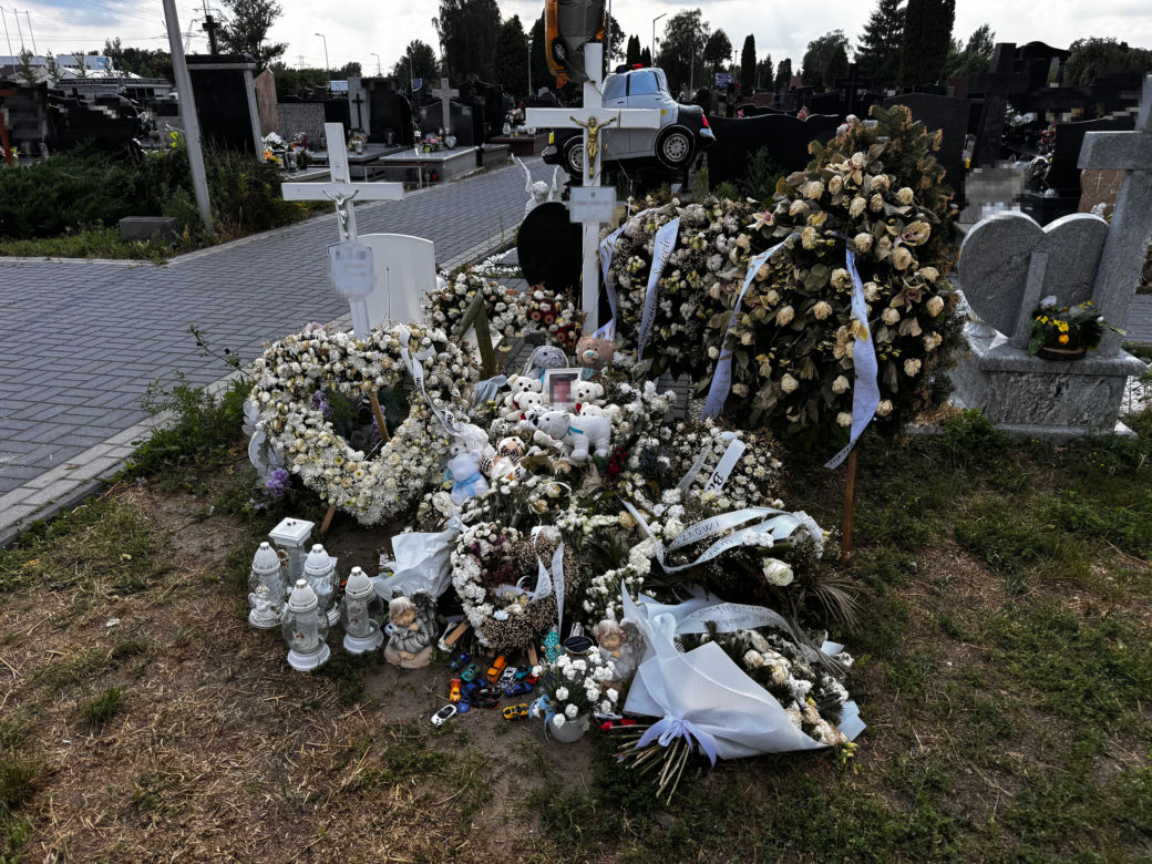 Grób Miłoszka, który zginął w klubie dziecięcym w Ząbkach