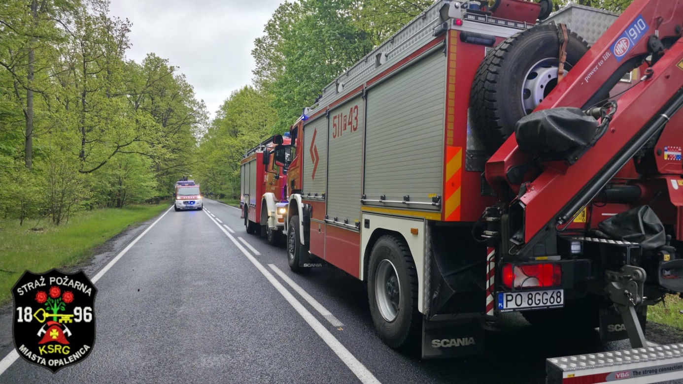 22-letni kierowca volkswagena stracił panowanie nad autem i zderzył się z ciężarówką