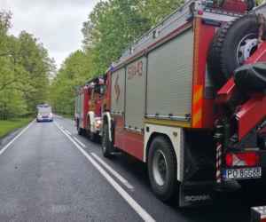 22-letni kierowca volkswagena stracił panowanie nad autem i zderzył się z ciężarówką
