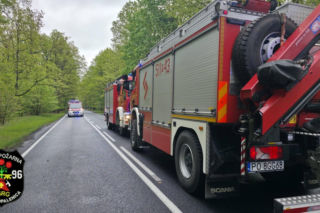 22-letni kierowca volkswagena stracił panowanie nad autem i zderzył się z ciężarówką
