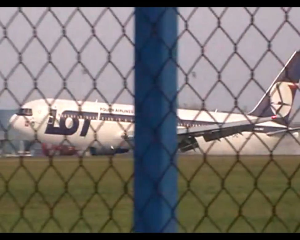 Awaryjne lądowanie Boeinga 767 na Okęciu - NOWE ZDJĘCIA