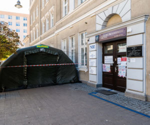 Gdynia: W namiocie przed szpitalem segregują pacjentów