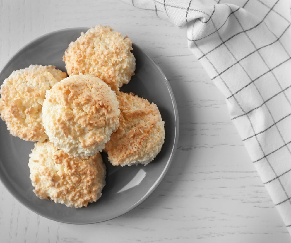 Mięciutkie kokosanki z twarożkiem: przepis na pyszne makaroniki kokosowe