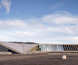 Centrum Ilulissat na Grenlandii - bumerang na skale