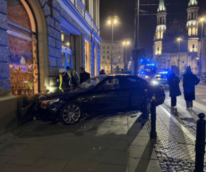Rosjanin driftował BMW w centrum Warszawy. Potrącił pieszego i uderzył w budynek