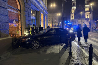 Rosjanin driftował BMW w centrum Warszawy. Potrącił pieszego i uderzył w budynek