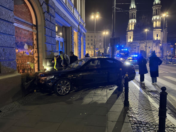 Rosjanin driftował BMW w centrum Warszawy. Potrącił pieszego i uderzył w budynek