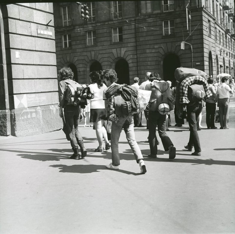 Spakowani na wakacje. Ul. Świerczewskiego (obecnie Piłsudskiego), 1973 rok