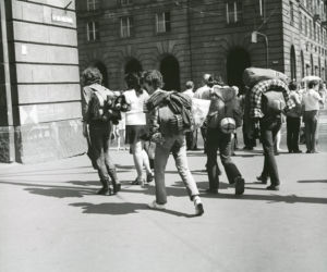 Spakowani na wakacje. Ul. Świerczewskiego (obecnie Piłsudskiego), 1973 rok
