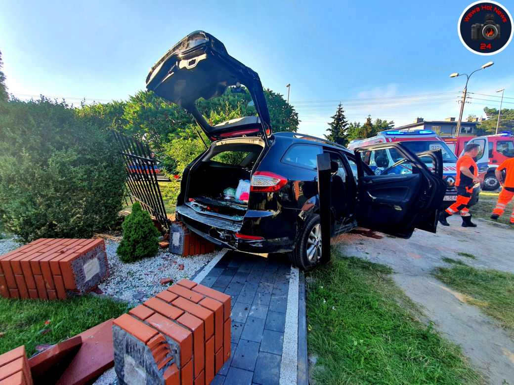 Wypadek w Wesołej: Alfa Romeo wjechała w bramę