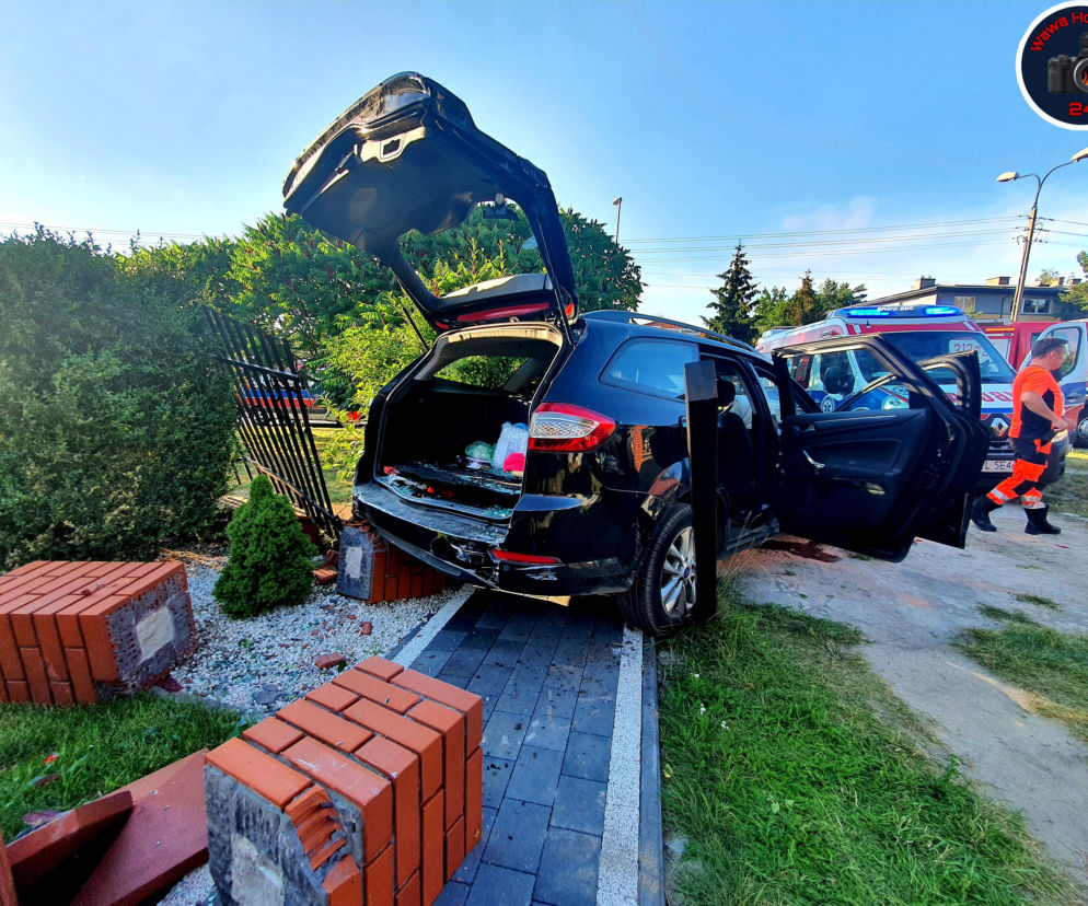 Wypadek w Wesołej: Alfa Romeo wjechała w bramę