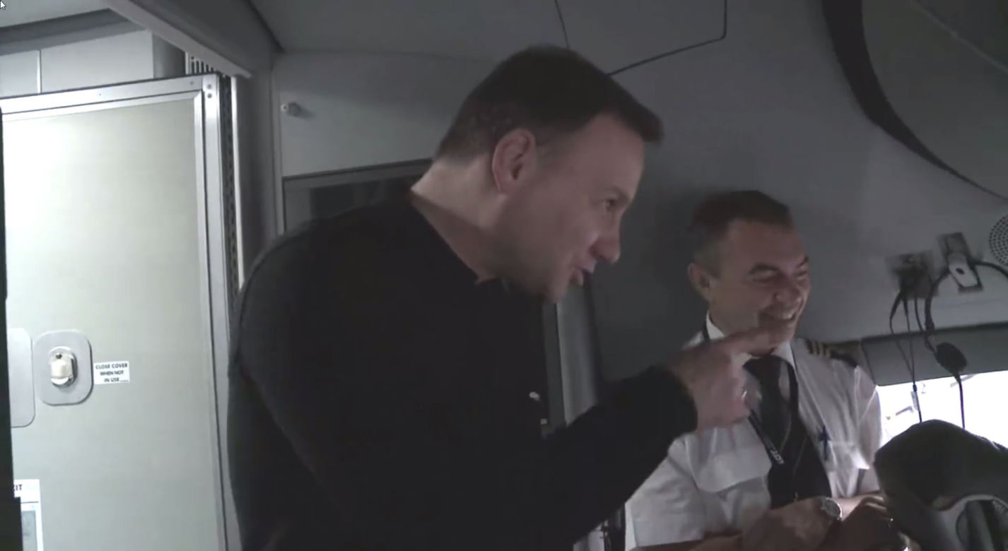 Prezydent Duda w kabinie pilotów