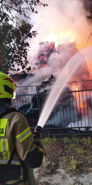 Potężny pożar w Cichoradzu pod Toruniem. Zdjęcia z akcji strażaków 