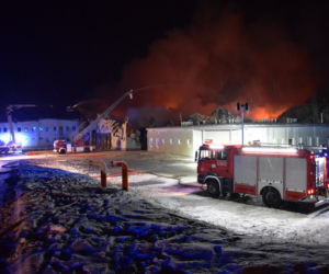 Gigantyczny pożar hali w Białej Rawskiej