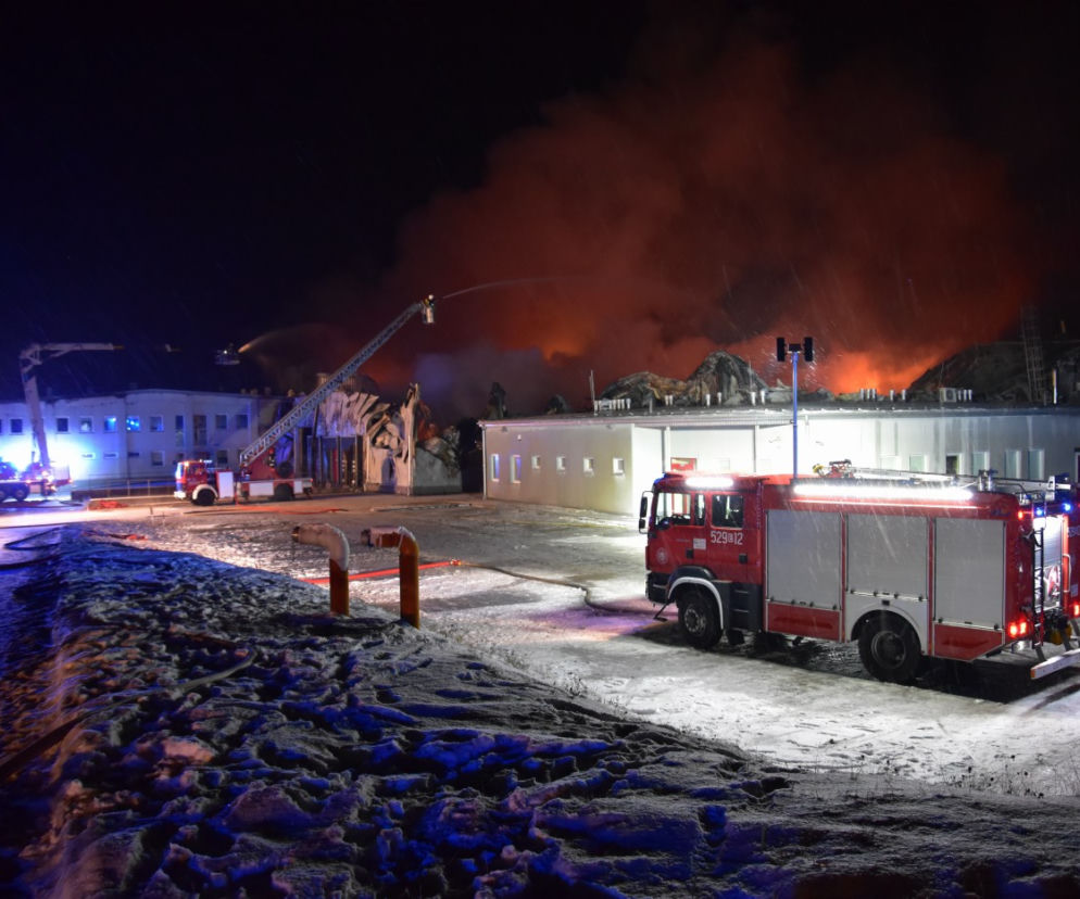 Gigantyczny pożar hali w Białej Rawskiej