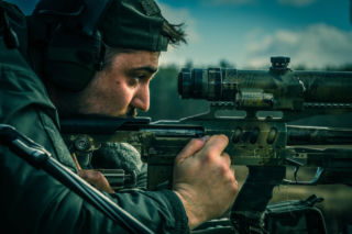 Żołnierze 10. Wrocławskiej Brygady Łączności na poligonie. Intensywne szkolenie i strzelanie z karabinów BOR