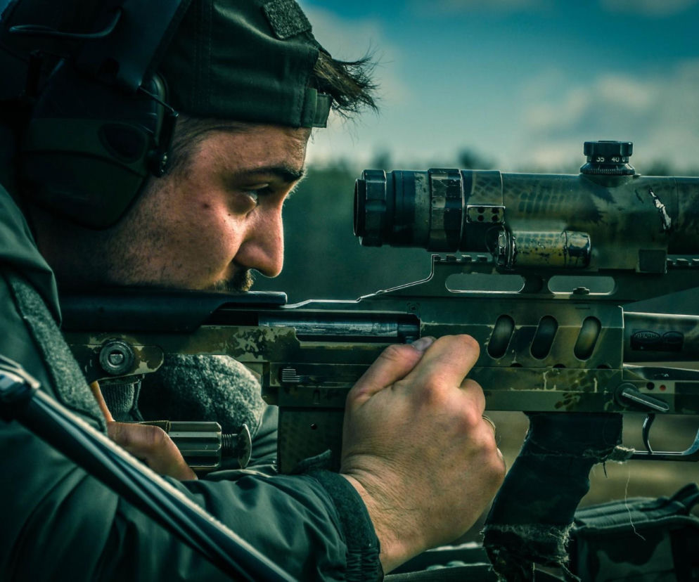 Żołnierze 10 Wrocławskiej Brygady Łączności na poligonie. Intensywne szkolenie i strzelanie z karabinów BOR