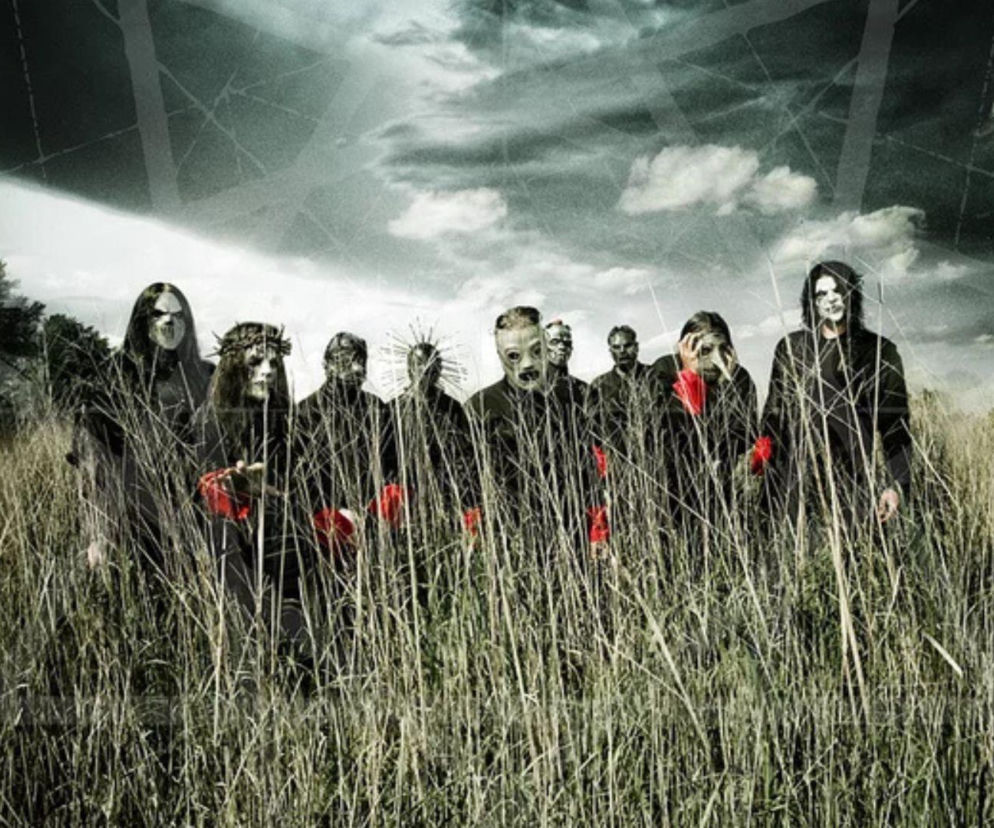 Muzycy Slipknot w maskach stoją w wysokiej trawie. O historii albumu All Hope is Gone przeczytasz na EskaRock.