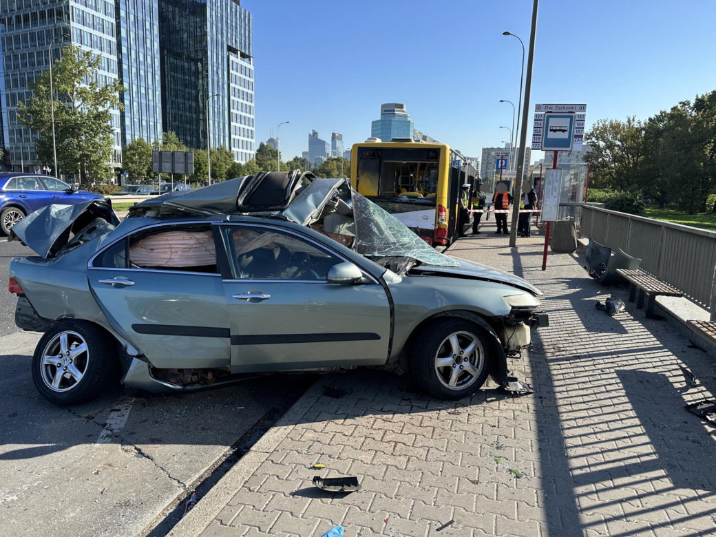 Kierowca hondy wbił się w autobus miejski. Potworny wypadek w Warszawie