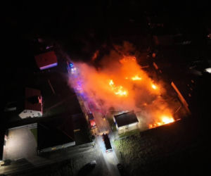 Potężny pożar zakładu pod Krakowem. Spłonęły autobusy i ciągnik rolniczy