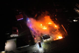 Potężny pożar zakładu pod Krakowem. Spłonęły autobusy i ciągnik rolniczy